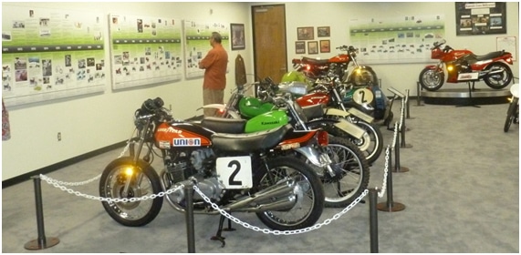L’une des motos de cette série de records est aujourd’hui visible au Kawasaki Heritage Museum à Irvine, California