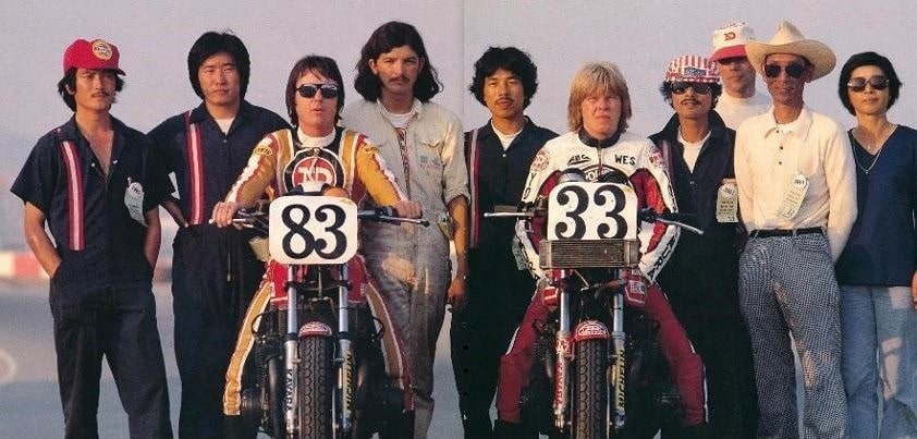 Le Team Racecrafters : Steve Mac Laughlin (83) sur Suzuki, Wes Cooley (33) sur Kawasaki , avec le chapeau de cow-boy, Pops Yoshimura