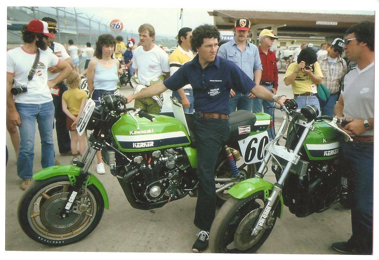 Les Kawasaki KZ1000 R1 en début de saison : la moto de Rainey (60) a encore les roues Morris, celle de Lawson, les nouvelles roues Dymag
