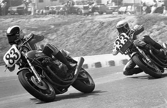 Steve Mac Laughlin (83) sur Suzuki devant Wes Cooley (33) sur Kawasaki