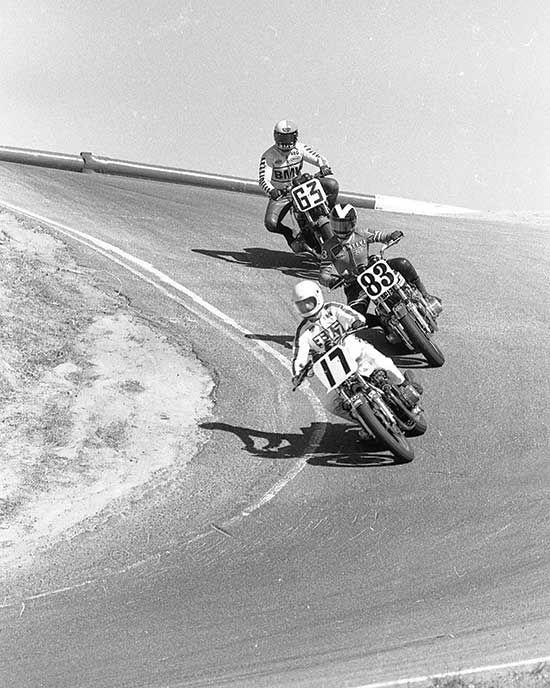 Yvon Duhamel (17) devant Steve Mac Laughlin (83) et Reg Pridmore (63) dans le Corkscrew à Laguna Seca